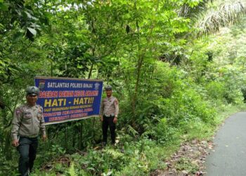Sat Lantas Polres Binjai Pasang Spanduk Imbauan di Lokasi Rawan Kecelakaan Jelang Natal dan Tahun Baru 2025