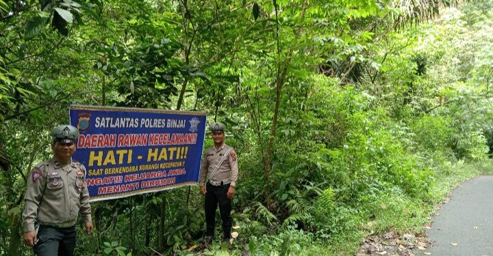 Sat Lantas Polres Binjai Pasang Spanduk Imbauan di Lokasi Rawan Kecelakaan Jelang Natal dan Tahun Baru 2025